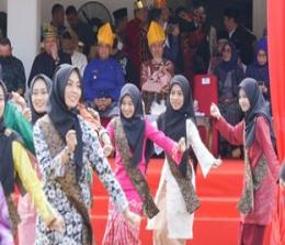 Gubernur Riau, Syamsuar dan Wagubri, Edy Natar apresiasi Pawai Budaya berlangsung meriah (foto/int)